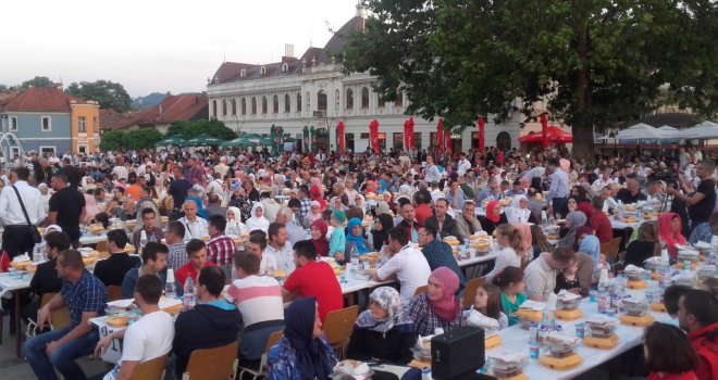 U Tuzli veliki iftar za 2.000 osoba: 'Veličanstvena zajednička večera svih građana na trgu, mjestu jednakosti...'