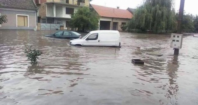 Obilne kiše i poplave u Srbiji: Jedna osoba poginula, najmanje 40 evakuisano