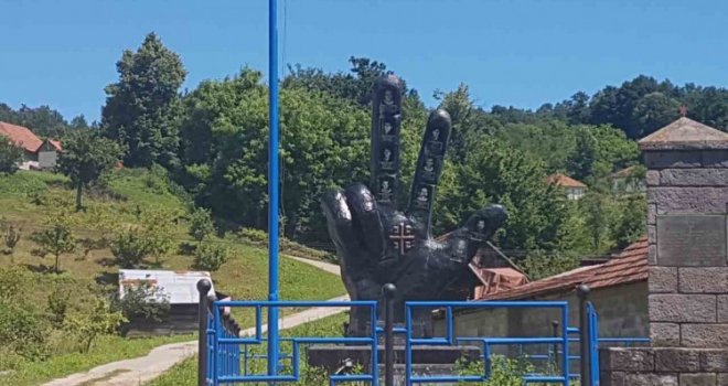 Šaka s podignuta tri prsta uzdigla se okolini Zvornika: Kome treba ovakav spomenik?!  