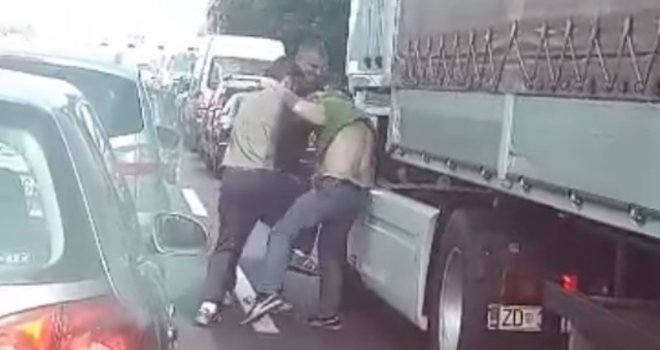 Obračun na asfaltu: Usred gradske špice, izvukli vozača iz kamiona i pretukli ga pred očima užasnutih sugrađana...