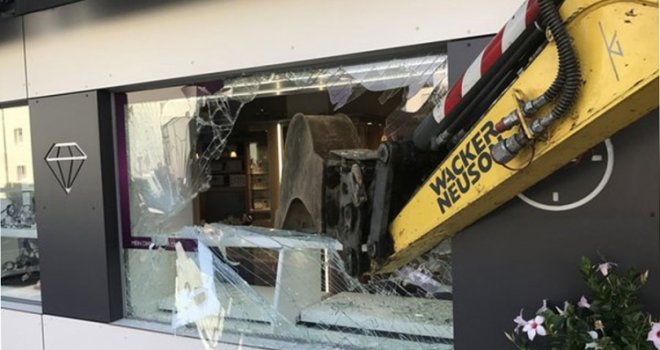 Državljanin BiH bagerom opljačkao zlataru u Linzu: 21-godišnjak predvodio bandu lopova