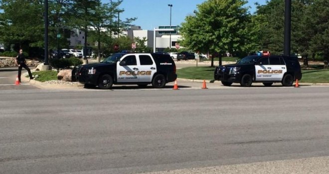 Evakuisan aerodrom u Michiganu, policajac izboden u vrat