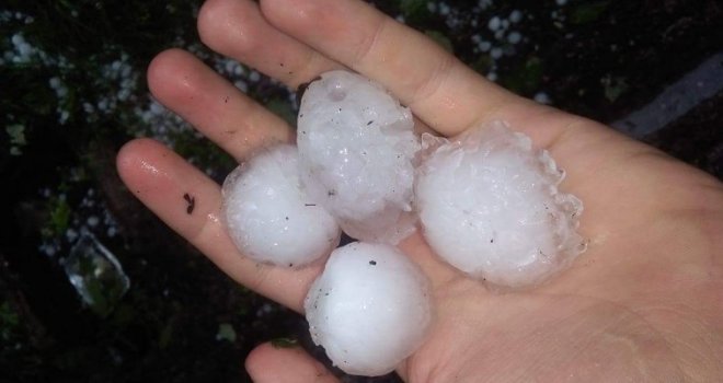Zenicu zahvatilo nevrijeme, padao grad veličine lješnjaka!