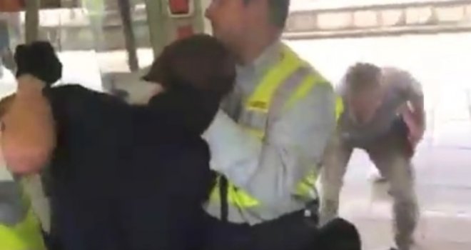 Jeziv snimak: Revizori ga brutalno, kao životinju, izvukli iz voza, jer...