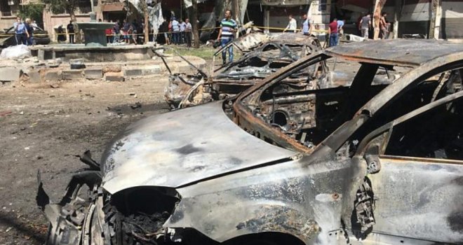 Samoubilački napad u Damasku: Sirijska policija u potjeri pogodila dva automobila bombe, ali treći je uspio proći...