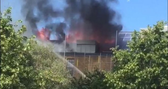 Veliki požar u Londonu: Opet gori zgrada, na terenu 12 vatrogasnih vozila