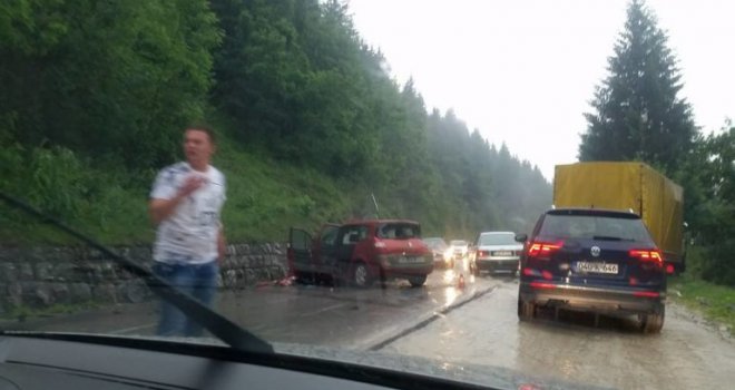 Kod Čevljanovića se sudarila dva auta i kamion, povrijeđene dvije osobe