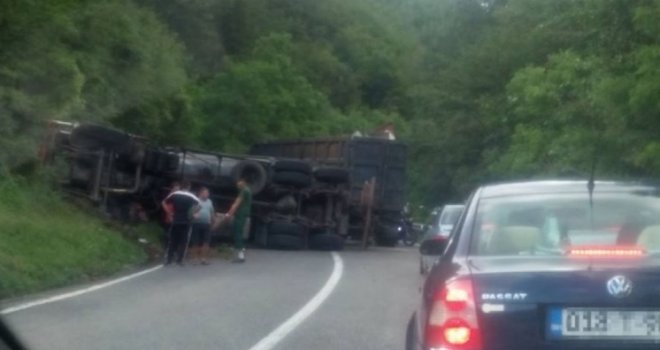 Prevrnuo se kamion kod Srednjeg: Saobraćaj potpuno blokiran