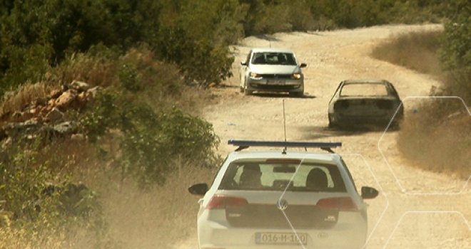 Razbojnici s automatskim puškama upali u Poštu i ukrali novac za penzije, auto za bijeg - zapalili