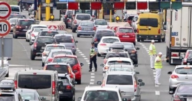 Na granici čekali dva sata, traže se ‘papiri’ za djecu, vozila, pse...