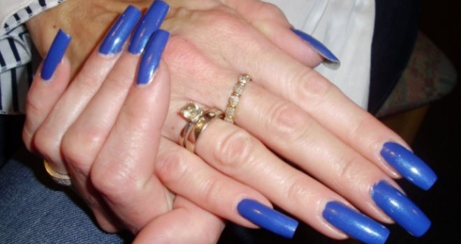 Sunovrat bh. društva: Kakvi časovi jezika, matematike, klavira?! Skupo nadogradi nokte i 'na konju si'...