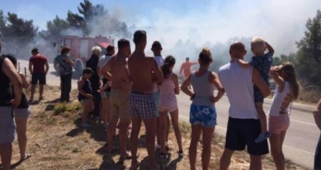 Vatra kod Šibenika prijeti kućama, veliki šumski požar buknuo kod Šestanovca 