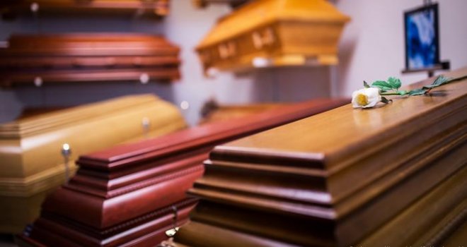 Porodica u šoku: 'Sahranili' ženu koja je preminula od koronavirusa, nakon 10 dana se pojavila kod kuće živa i zdrava