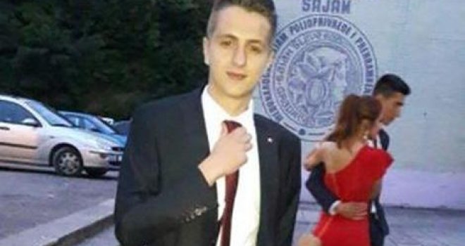 Tuga u Gradačcu: Na UKC Tuzla preminuo mladić na koga je palo drvo dok je šetao alejom