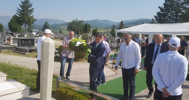 Počast 'ljudini koji je dao sve što je znao': Obilježena 9. godišnjica smrti  bivšeg premijera FBiH Ahmeta Hadžipašića