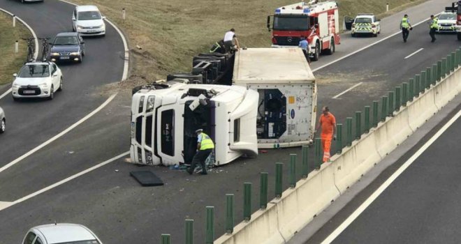 U Sloveniji se prevrnuo kamion: Poginuo 35-godišnjak iz BiH, iza njega ostali supruga i troje djece