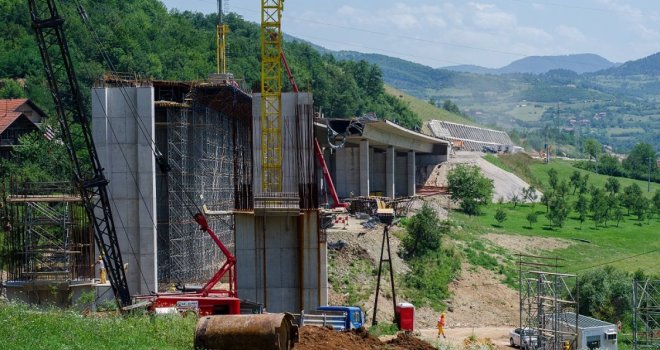  Nesreća na gradilištu autoputa kod Zenice: Mladić teško povrijeđen nakon pada sa 17 metara visine!