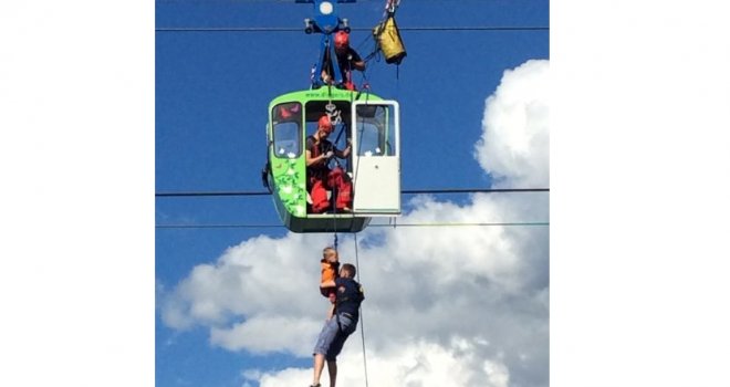U sudaru na žičari u Njemačkoj desetine ljudi zarobljene u zraku iznad Rajne
