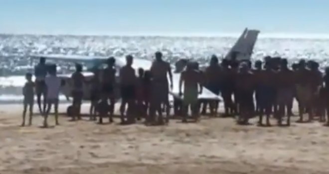 Avion prinudno sletio na plažu, poginuli djevojčica i muškarac