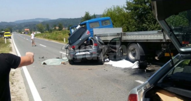 U Lukavcu poginuli majka i sin: Alfa Romeo podletio pod kamion, od siline udara potpuno smrskan