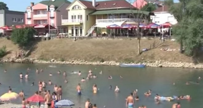 Kradljivci haraju po kupalištima: Prijedorčaninu ukrali torbu s novcem i nakitom u vrijednosti od 10.000 KM