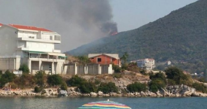 Buknuo požar iznad Neuma: Gust dim se nadvio nad gradom