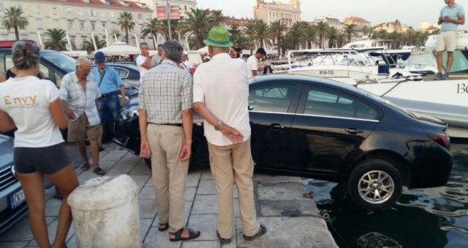 Naslonjeni na haubu čuvali automobil da ne padne u more