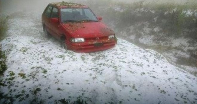 Nevjerovatne scene u avgustu: Nevrijeme poharalo Srbiju, lopatama razgrću led...