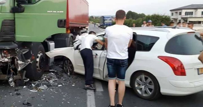 Ubica na cesti: Deset kilometara vozio suprotnom trakom, pa se zabio u kamion - sve zabilježeno kamerom!