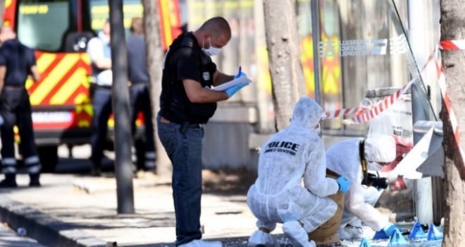 Automobilom se zabio u autobusko stajalište u Marseju, jedna osoba poginula