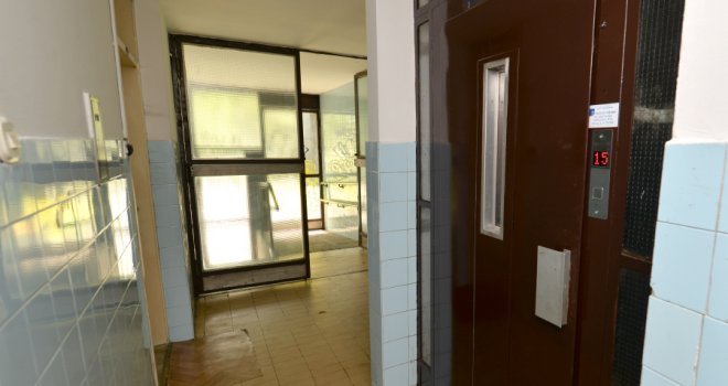 Drama u Tuzli: Mladića prignječio lift, ljekari mu se bore za život