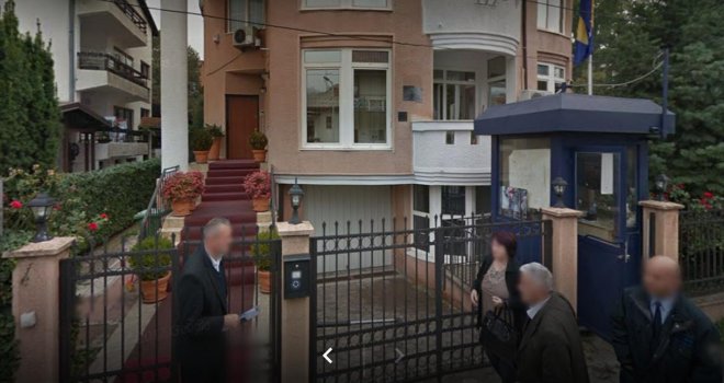 Majka i kćerka fizički napale policajce ispred Ambasade BiH u Skoplju: Rekli im da su nepropisno parkirale!