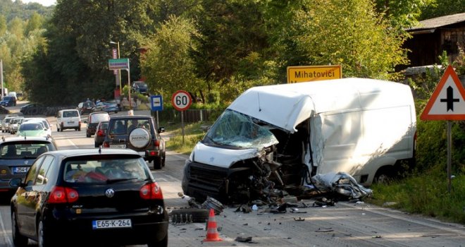 Težak udes kod Tuzle: Sudarili se kombi i kamion, ima povrijeđenih