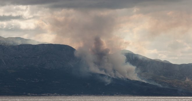 Vatra kod Makarske i dalje se širi: Samo kiša može ugasiti požar ovakvih razmjera