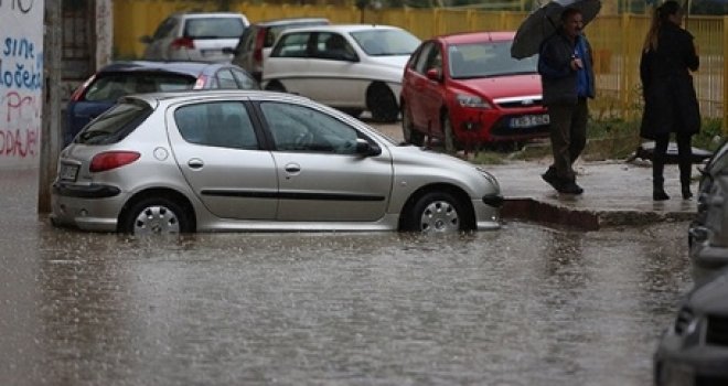 U Mostaru u jednoj noći palo kiše kao u posljednja tri mjeseca: Bujice poplavile kuće i izazvale prekid saobraćaja