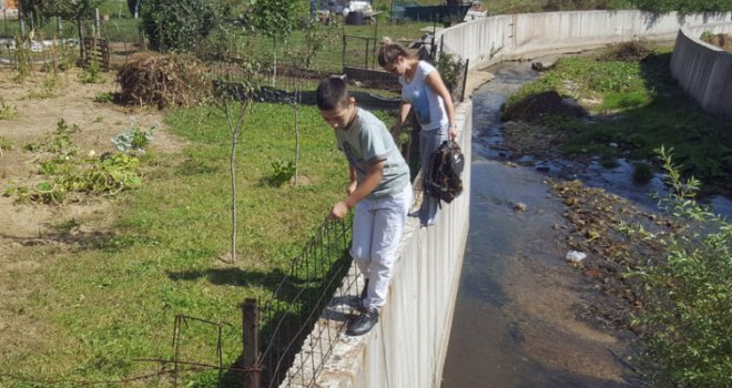 Porodica Buhić do kuće može samo preko opasnog betonskog zida: Preko njega prenose i drva za ogrjev i namještaj...