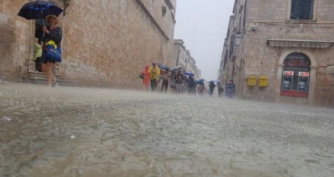 Jaka kiša potopila Dubrovnik: Ulice pod vodom, centar grada neprohodan, a stepenice pretvorene u vodopade