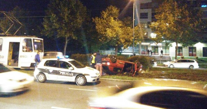 Nesreća na Otoci: Automobil se prevrnuo na krov i završio na tramvajskim šinama, jedna osoba povrijeđena