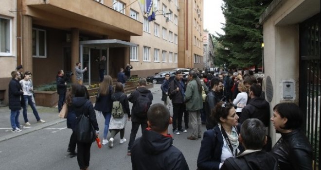 Ogorčeni novinari pred zgradom FUP-a: Prijete nam batinama, vrijeđaju, pljuju... Nismo mi problem ovog društva!  