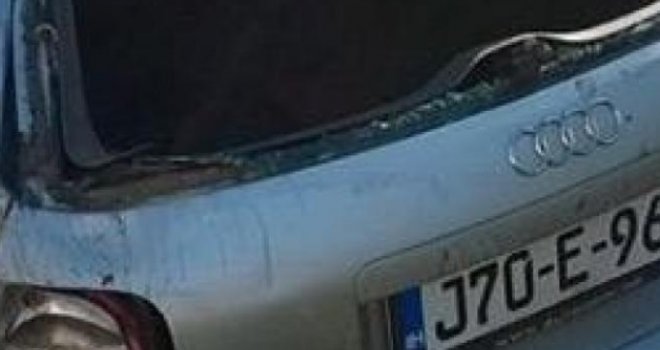 Audi sletio sa ceste, povrijeđeni vozač i suvozačica