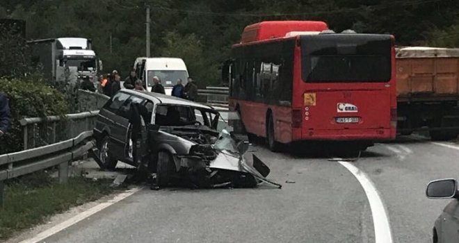 Zbog sudara tri vozila na putu Sarajevo-Olovo stvorile se kilometarske kolone, napokon normalizovan saobraćaj
