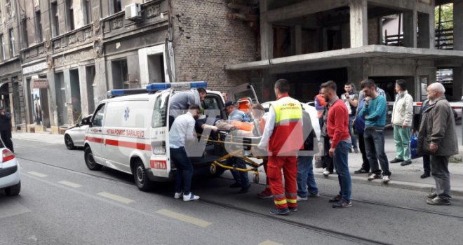 Udes u centru Sarajeva: Mercedesom na trotoaru 'pokupio' dvojicu mladića, tramvajski saobraćaj obustavljen