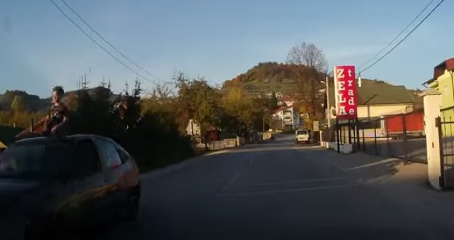 Otkriven muškarac koji je vozio dijete na krovu automobila: Nema položen vozački, ima više od 15.000 KM kazni i...