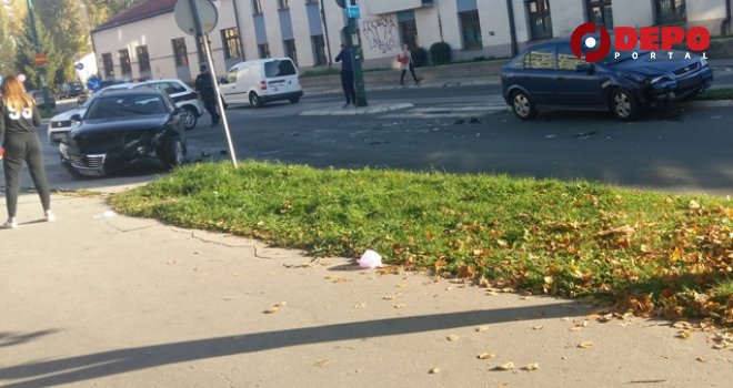 Sudar u Ložioničkoj ulici: Skršili se passat i opel astra, povrijeđena jedna osoba