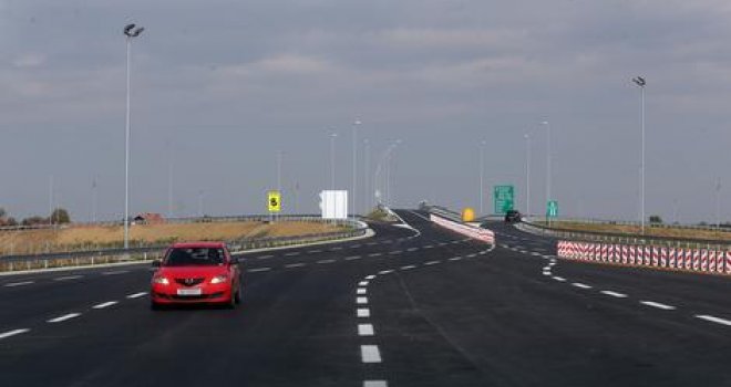 Pas istrčao pred automobil, povrijeđeno sedam osoba: Gdje su zaštitne ograde na autoputu '9. januar', kradu ih ili...?