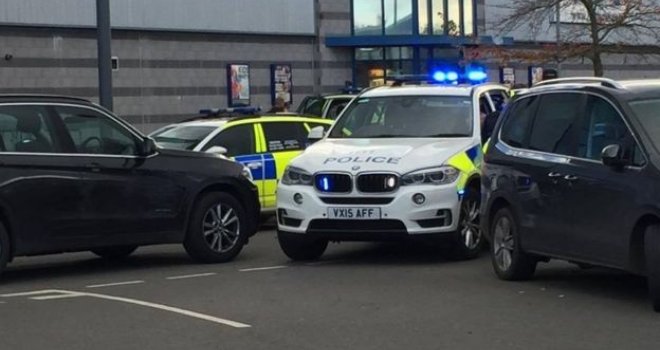 Talačka kriza u Engleskoj: Muškarac sa sačmaricom zatočio ljude u kuglani