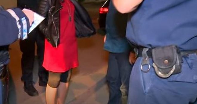 Mostarka pred kamerama očitala bukvicu policajcima: 'Stavite mi lisice i hajmo!'