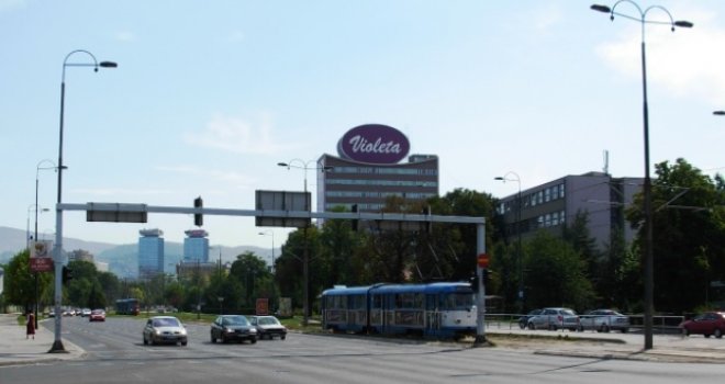 U ulici Zmaja od Bosne: Usred dana razbojnik uz prijetnju nožem od žene oteo mobitel