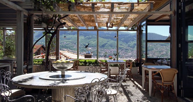 Zablude oko poznatog sarajevskog restorana 'Kod Kibeta': Ko je ustvari Kibe na čiju je kuću nedavno bačena bomba?