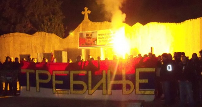 Protesti protiv presude Mladiću: I dalje smo uz njega, i dalje smo njegovi borci